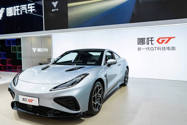 东莞39哪吒汽车在智能汽车领域的表现，领途汽车在新能源汽车市场中的影响力